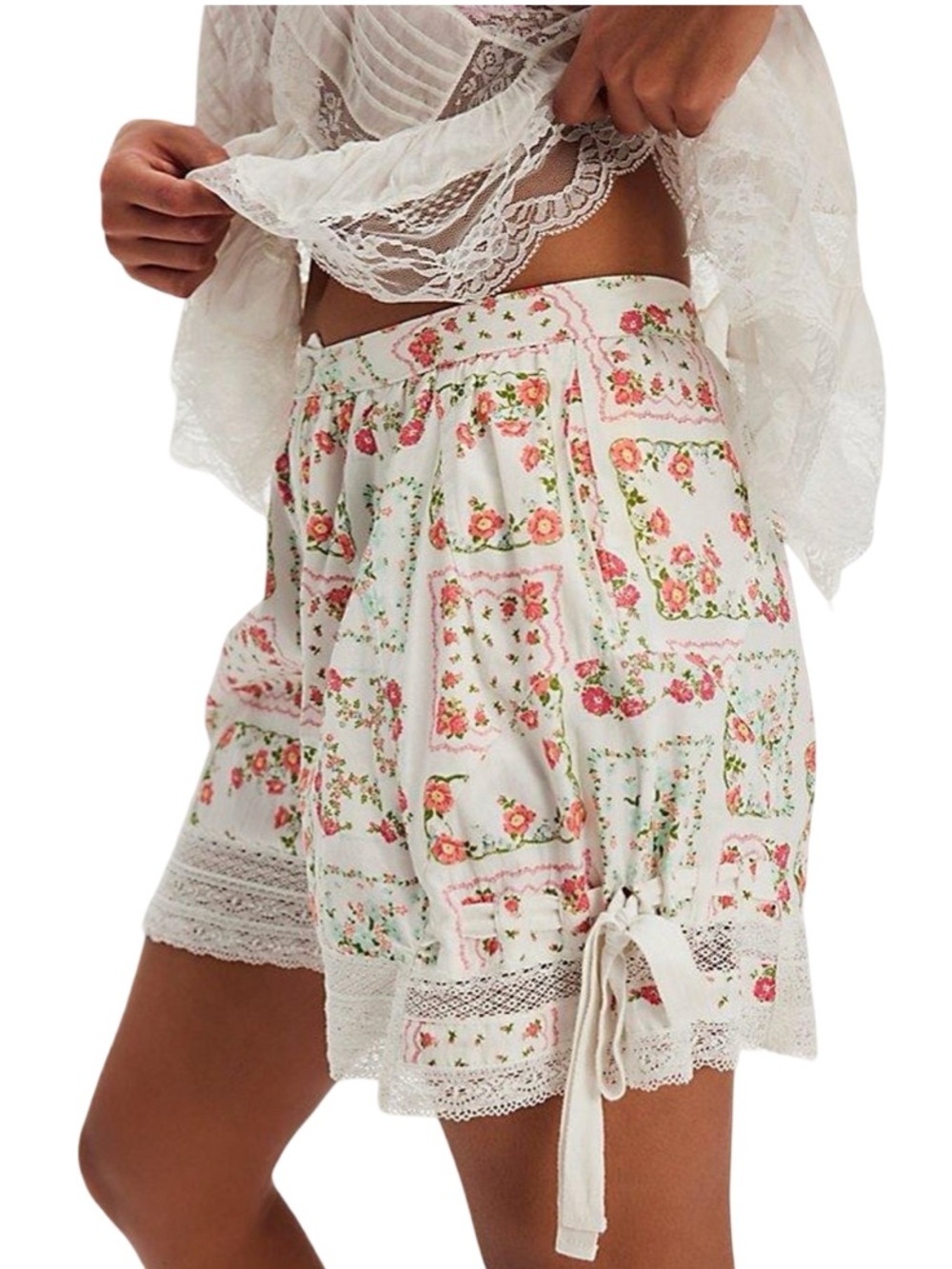 💭🌺 Free People Cream Floral Patchwork High-Waist Shorts 🌺💭